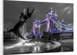 Fountian at tower bridge by Assaf Frank